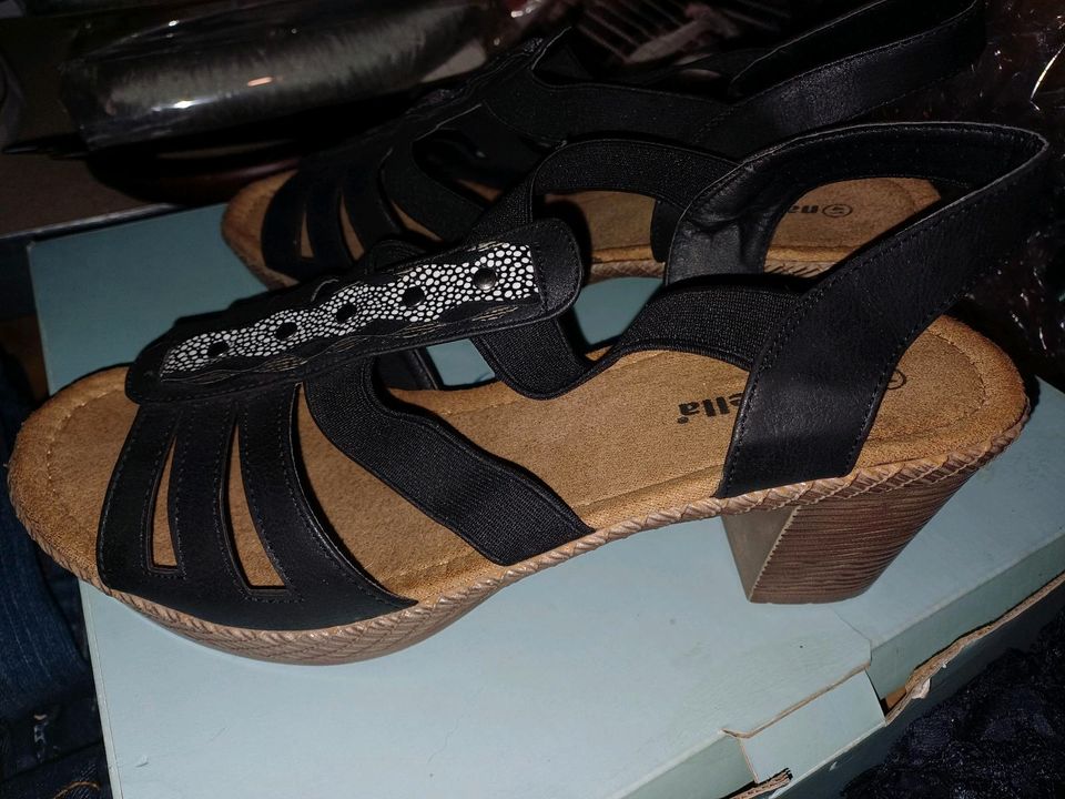 Biete! Sandalen, Strass, schwarz, Absatz, neu, 41 in Plettenberg