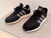 Adidas Iniki Schwarz 44 Frankfurt am Main - Gallusviertel Vorschau