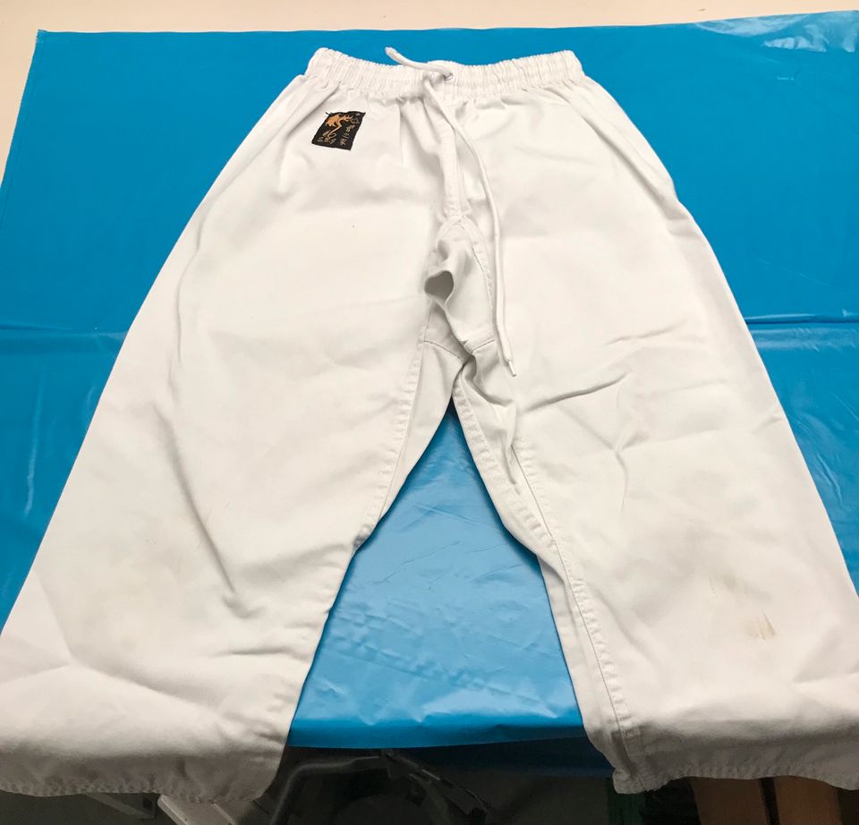 Judo Karate Anzug Größe 140 mit gelben Gürtel in Westoverledingen
