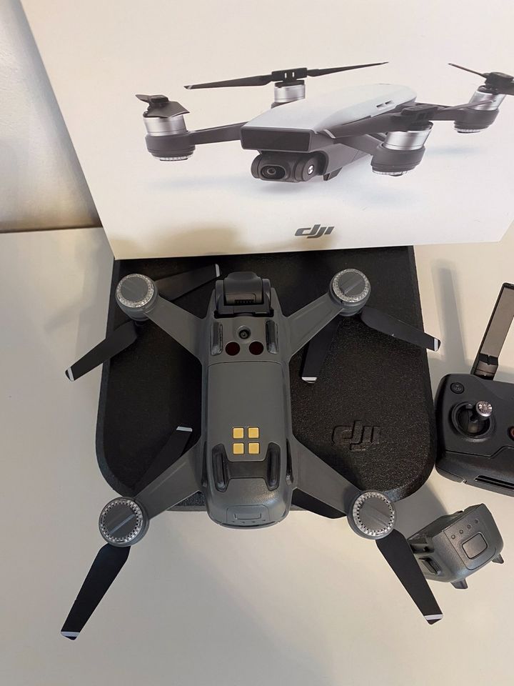 DJI Spark Drohne inkl. Fernbedienung und Box weiß schwarz in Niebüll