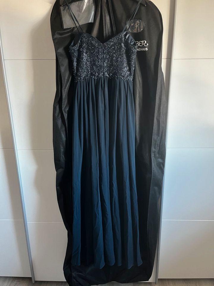 Kleid / Abendkleid / Bodenlanges Kleid in Ilmmünster