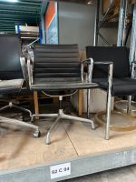 Vitra Charles Eames Alu-Chair EA-108 Leder Sky schwarz Hessen - Offenbach Vorschau