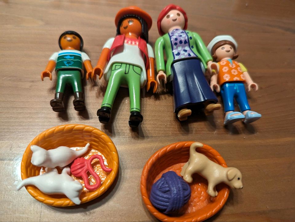 Playmobil Figuren mit Katzen und Hundewelpe in Wetzlar