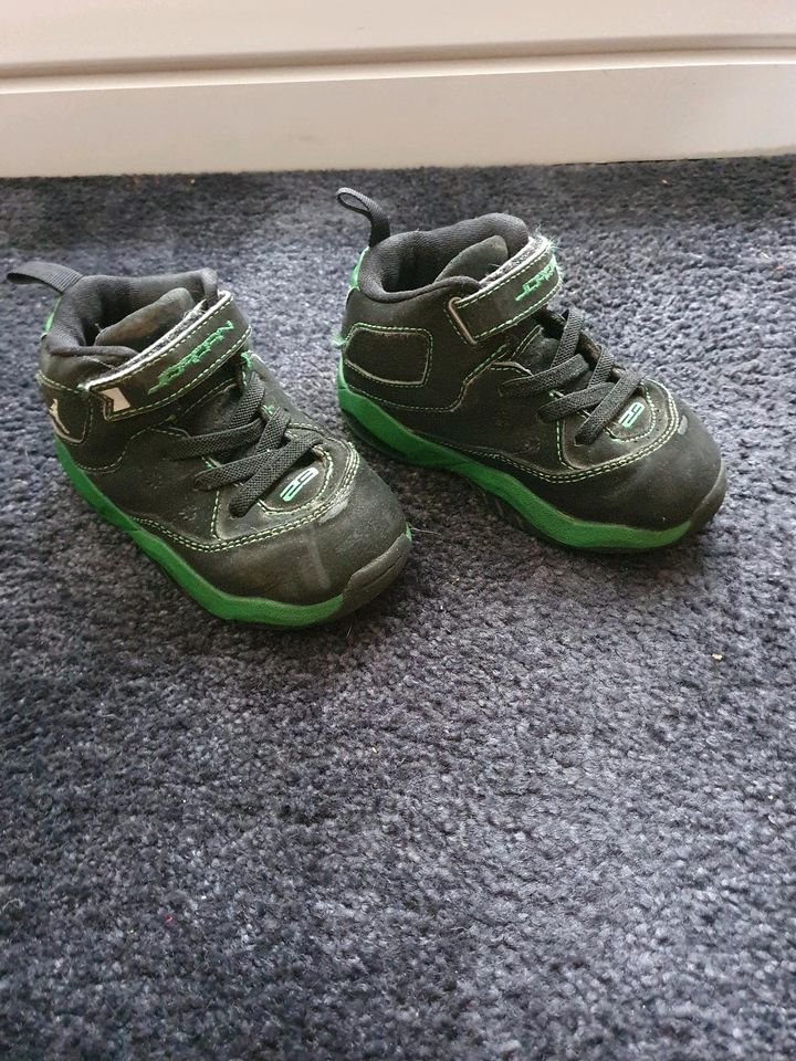 Gr 23 Jungen Turnschuhe Jordan / Nike in Essen