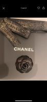 Chanel Schwarz-Gold Blüte mit Stoff Schleife Nordrhein-Westfalen - Meerbusch Vorschau