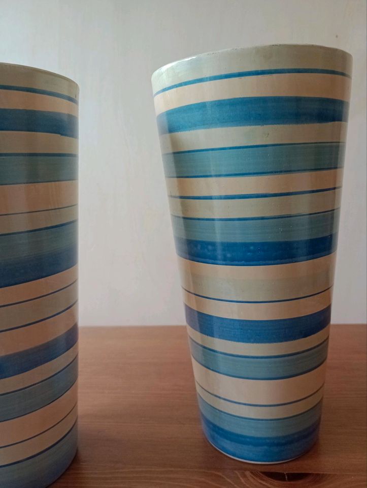 2 Keramik Vasen weiß blau gestreift 20 cm hoch in Hamburg