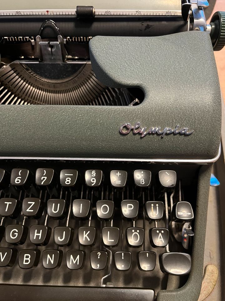 Vintage Schreibmaschine Olympia mit Tragekoffer in Bremen