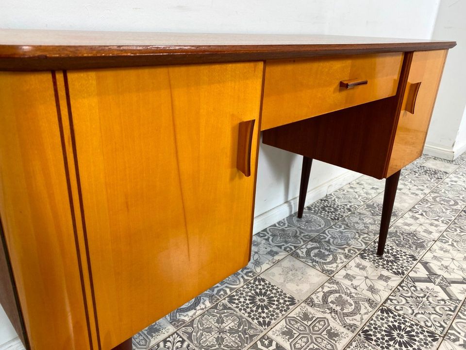 WMK Formschöner und gut erhaltener kleiner Mid-Century Schreibtisch aus den 1960er Jahren # Arbeitstisch Schminktisch Dominia Frisierkommode Desk Sekretär Rockabilly Vintage Retro 50er 60er in Berlin