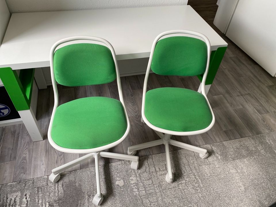 Ikea Schreibtisch + Stühle in Wuppertal