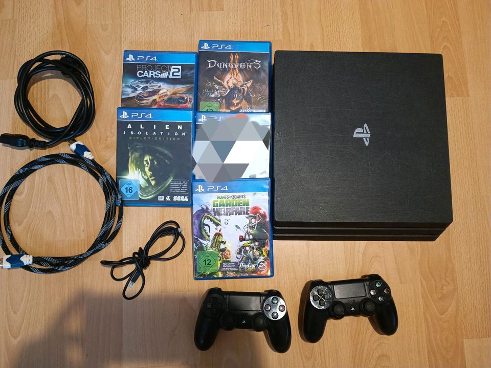 PS4 Slim Konsole 1 TB + 5 Spiele + 2 Kontroller in Berlin