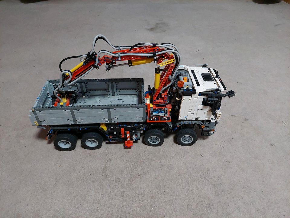 Halbautomatischer LEGO LKW mit Schaufelarm in Brüsewitz