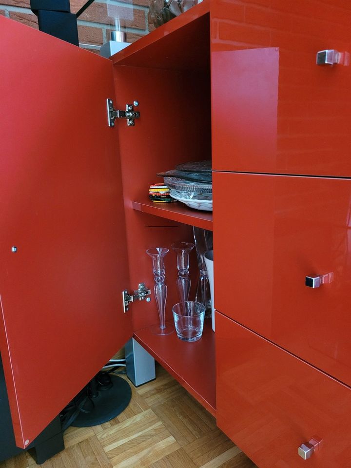 Kommode Sideboard in Rubin Rot mit Glasplatte in Hamburg