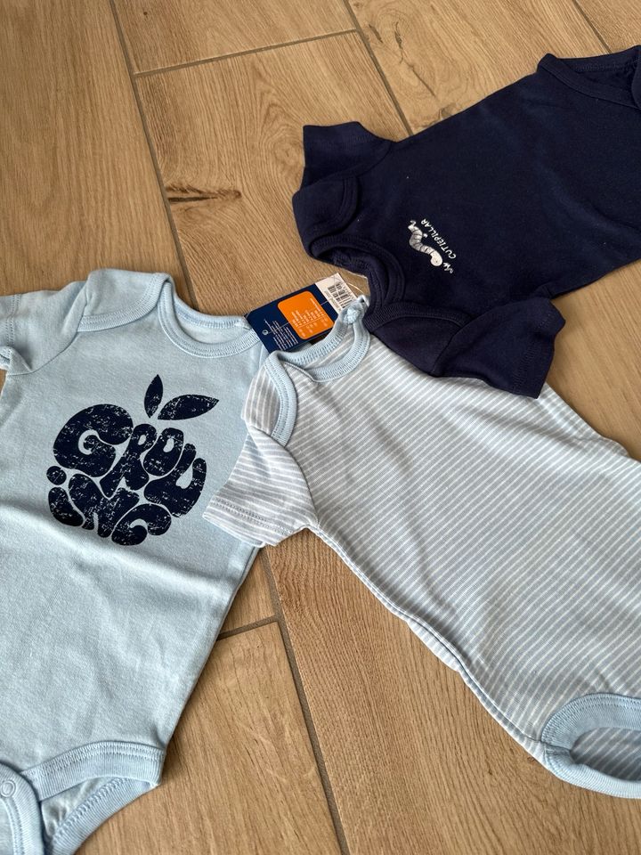 3er Set kurzarm Bodys 50/56 und dünne weiche Jeans Gr. 59 in Großostheim