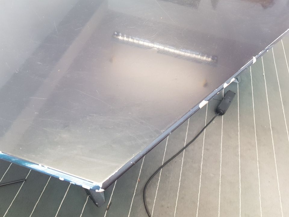 Betagter Designer-Schreibtisch, schwarzes Glas + Metallgestell in Stuttgart
