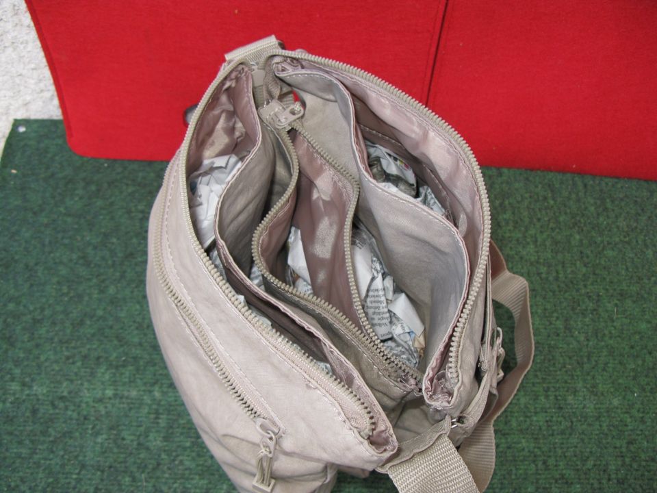 S & G - sportliche Damen Umhänge- / Schultertasche - Beige / Kaki in Langelsheim