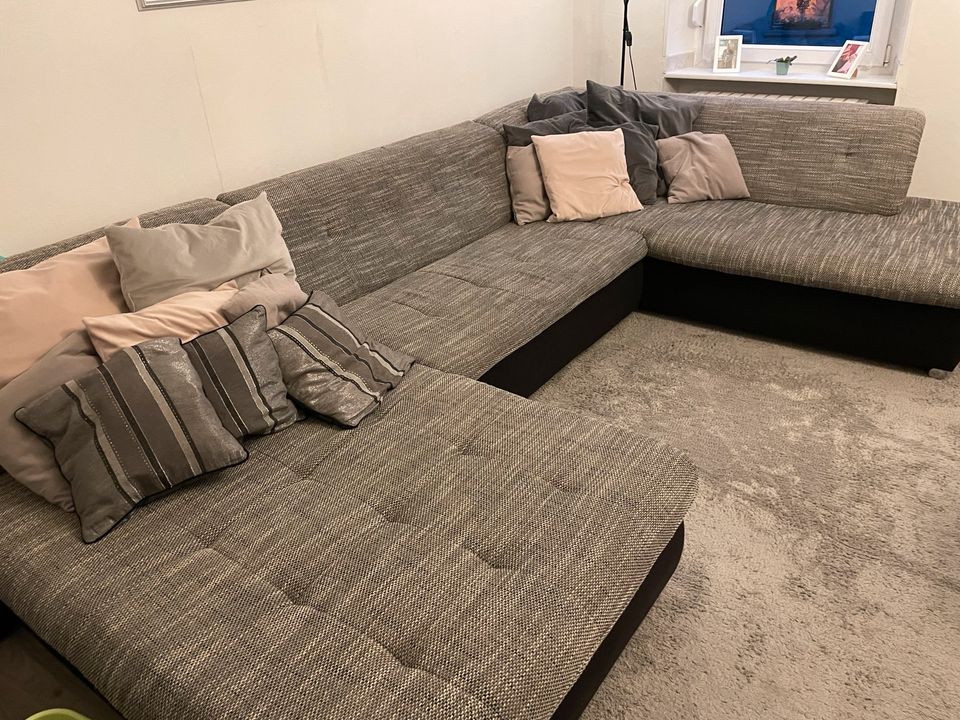 Couch Sofa Wohnlandschaft u-Form mit Kissen! in Schwalbach