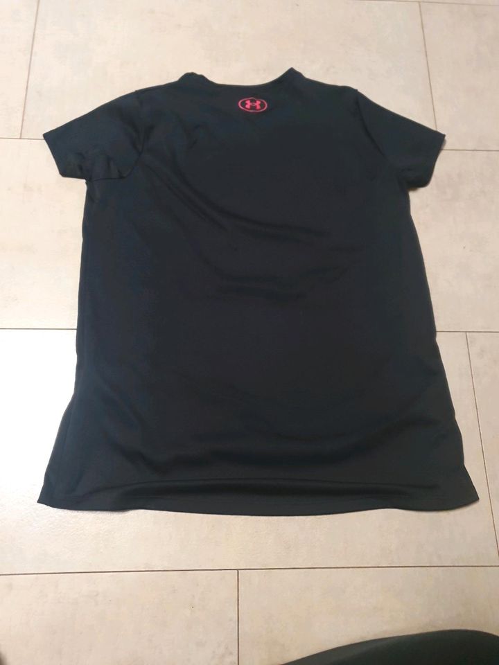 Under Armour Shirt 164/170 in Bokensdorf