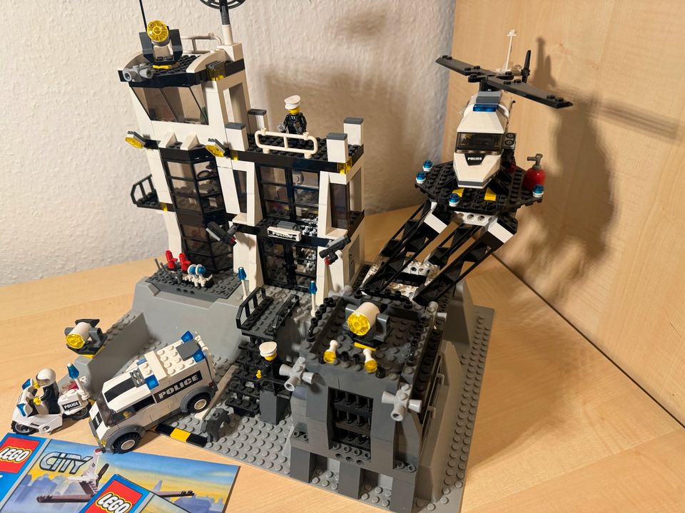 LEGO Polizeistation mit Auto und Motorrad 7237 in Delmenhorst