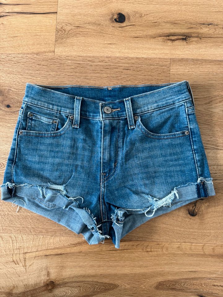 Levi‘s Jeans Shorts W25 in Garbsen