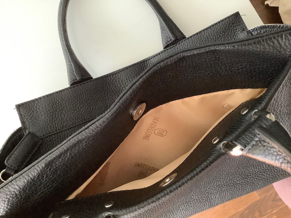 Madeleine Handtasche schwarz weiß Leder in Berlin