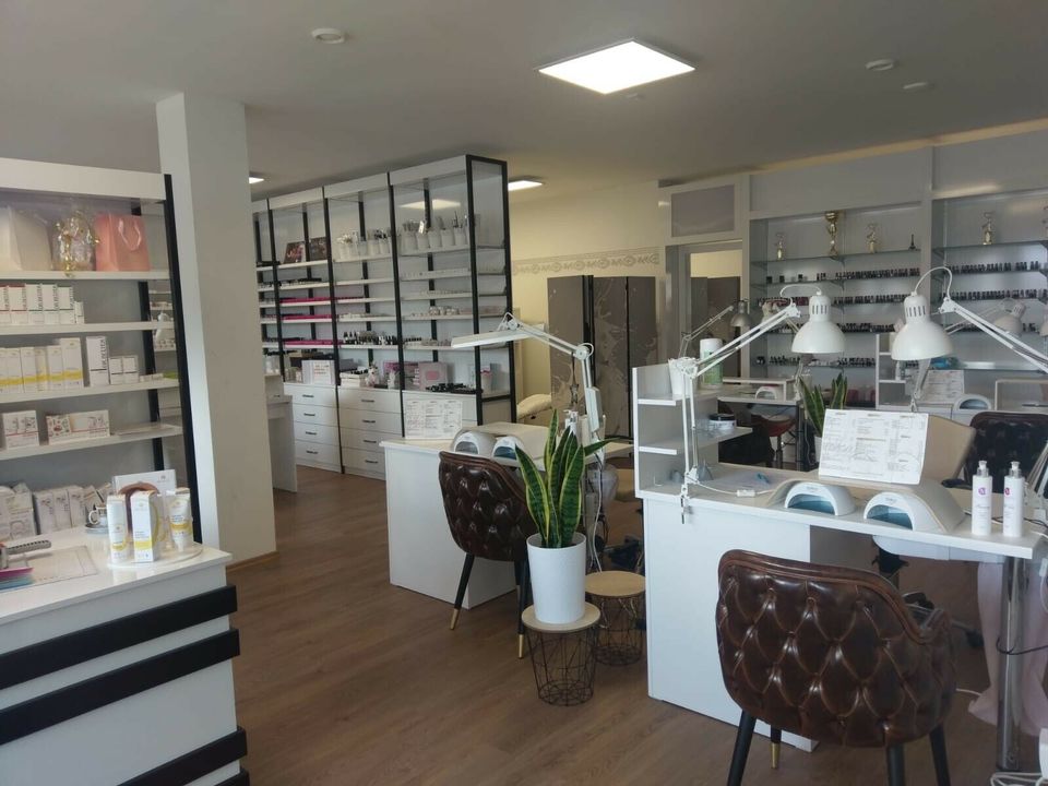 Ladeneinrichtung für  Braut Beauty  Parfümerie  Maniküre Theke in Fuessen