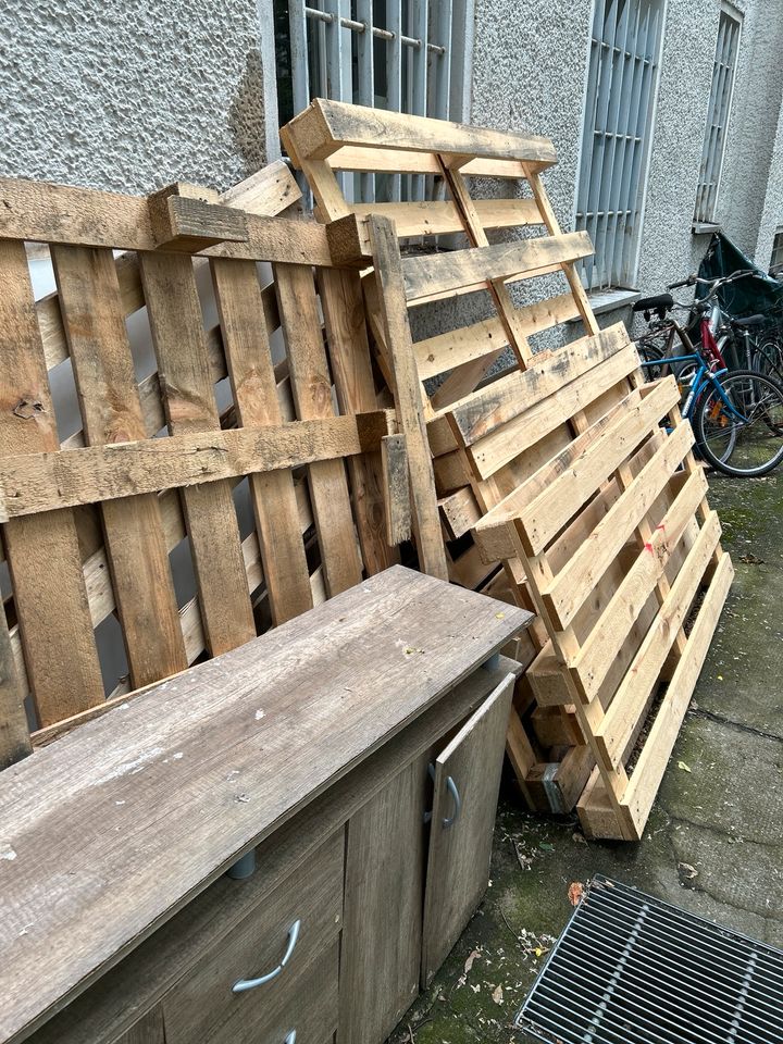 Paletten zu verschenken Brennholz Bauholz Palette in Pankow