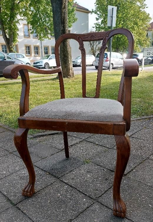 Alter, antiker Stuhl mit Armlehnen in Ludwigsfelde
