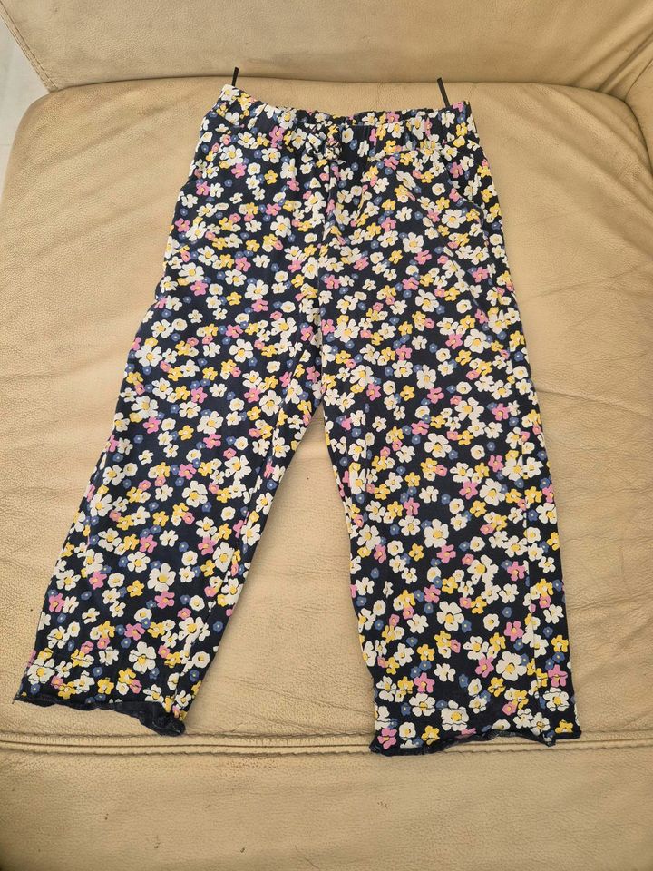 Gr. 98 süße Sommerhose mit Blümchen in Leipzig