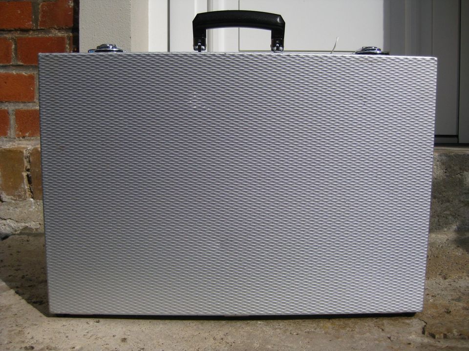 Silberner Koffer aus Alu -  abschließbar in Weimar
