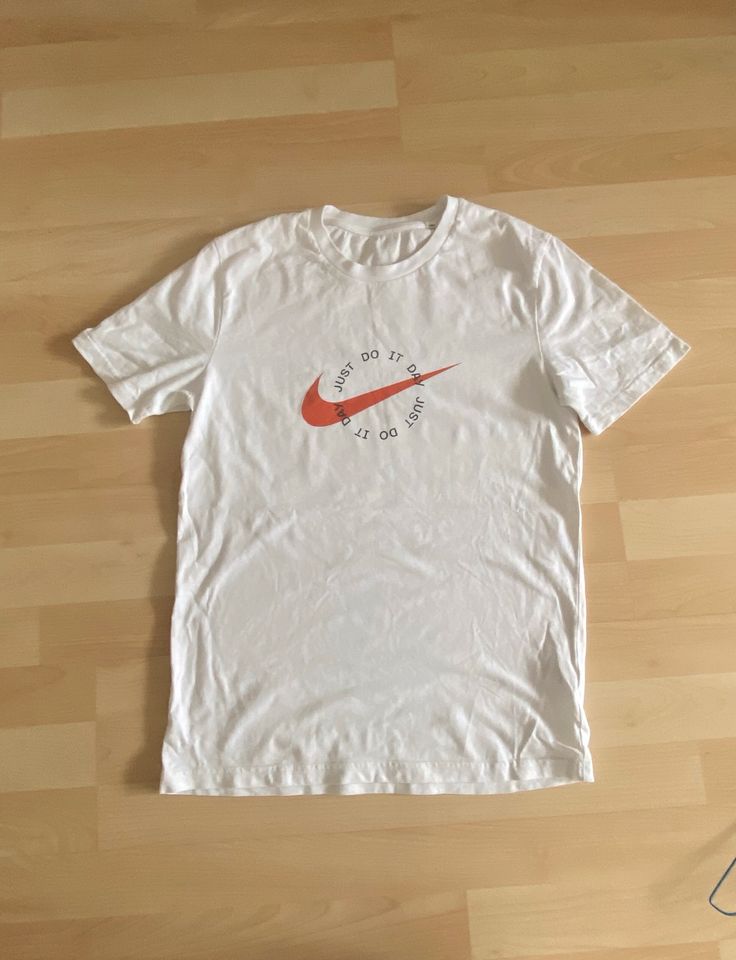 T-Shirt von Nike in weiß, Größe 36, wie neu in Berlin