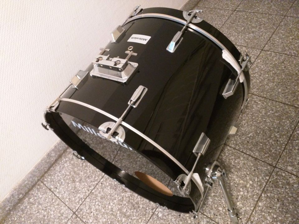 Bass Drum Millennium 22" X 16" Piano Black Guter Zustand in Osnabrück