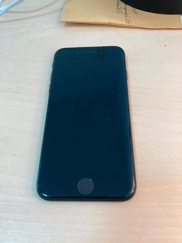 iPhone SE 2020 64GB Schwarz Model A2296 Apple in Bippen