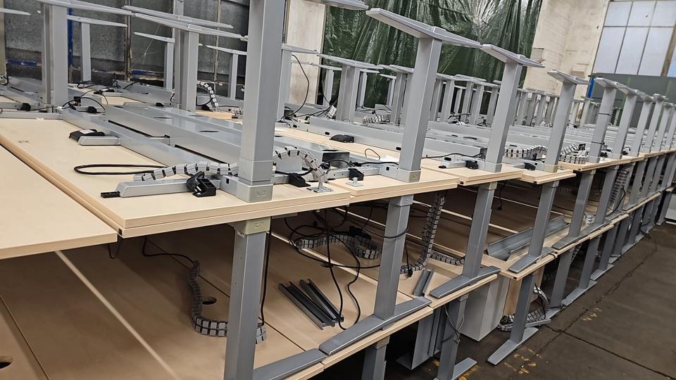 Großer Posten Schreibtische elektrisch König & Neurath ahorn in Berlin