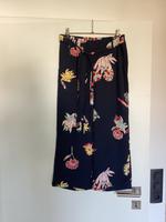 Culotte von Only dunkelblau mit Blumen Gr. 36/38 Bayern - Pfaffing Vorschau