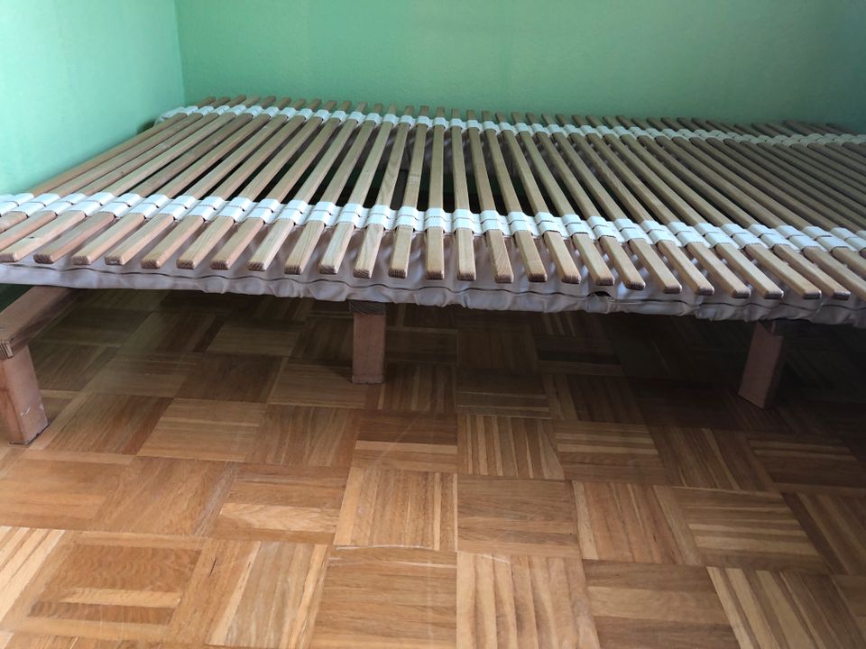 Bett 1,40 x 2,00 m Futon m. Lattenrost o. Metall mit Latex in Triefenstein