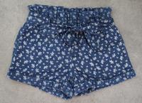 Gr. XS (34) kurze Hose Shorts High Waist Jeans blau Blüten weiß Schleswig-Holstein - Hohenwestedt Vorschau