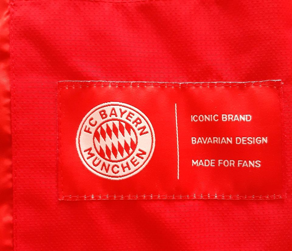 Original FC-Bayern-Fanjacke in Karlsdorf-Neuthard