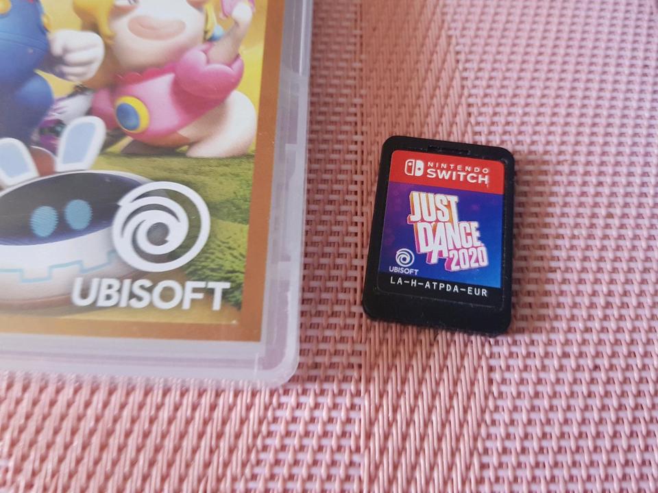 Nintendo Switch 32GB Spielkonsole - Neon-Rot/Neon-Blau + 2 spi in Gütersloh