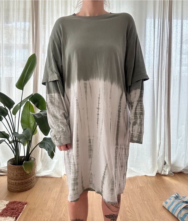 Weekday T-Shirt Longsleeve Kleid Batik – S in Berlin