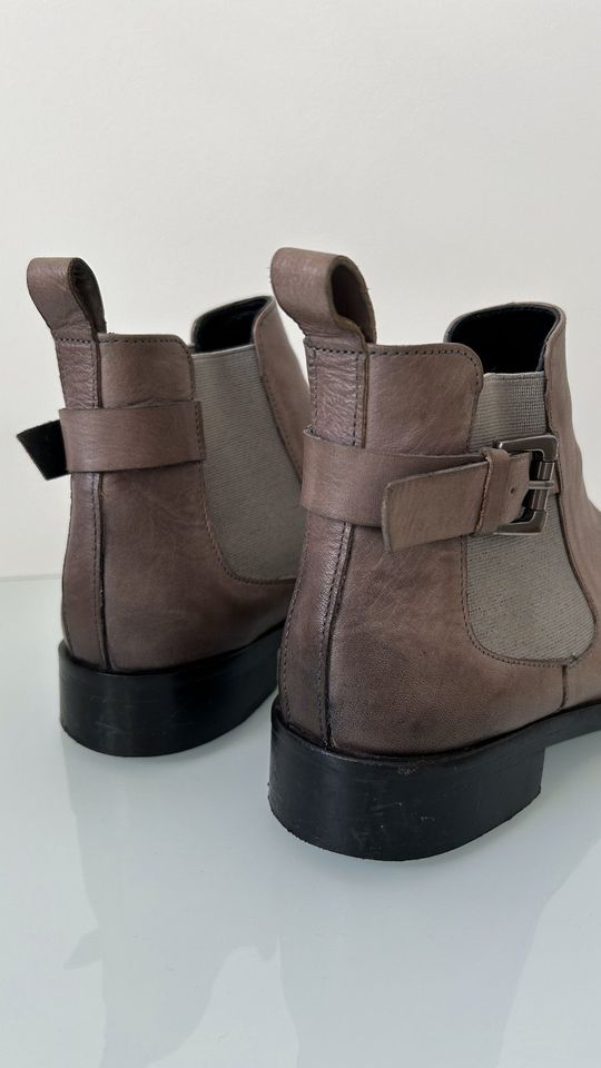 Neuwertige zeitlose TIGHA - Chelsea Boots - Leder - Gr. 37 in Bad Nauheim