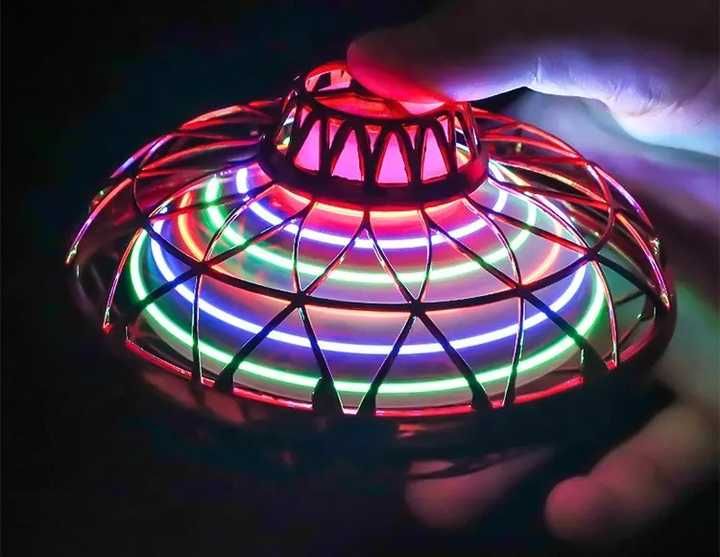Fliegender Spinner UFO LED Spielzeug Bälle für Kinder in Mönchengladbach
