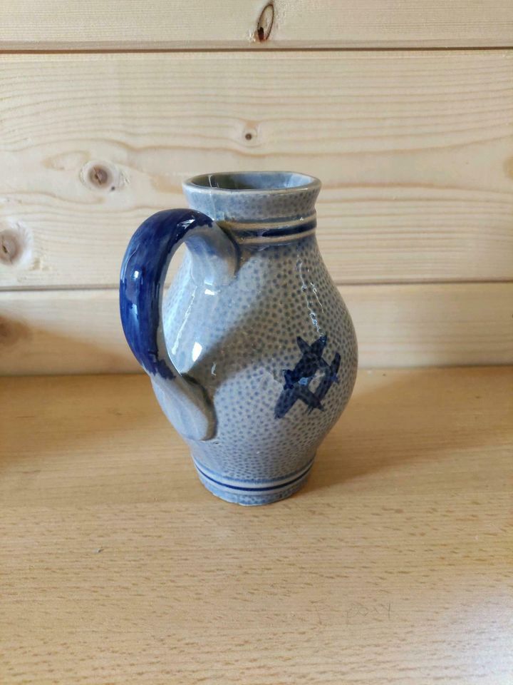 Steingut Krug blau grau 14 cm hoch in Eichendorf