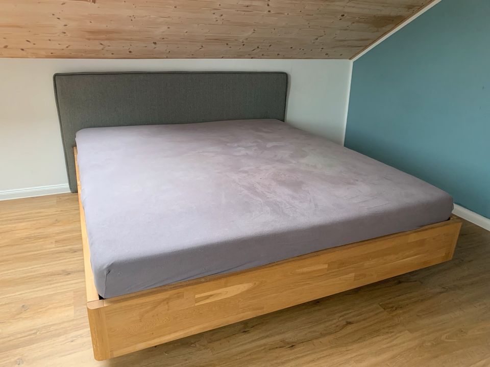 Massivholzbett 1,80x200 cm Bett mit Polster an Kopfteil in Gönnheim