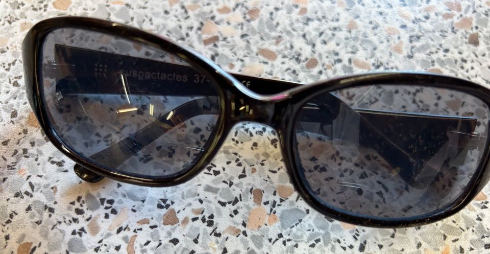 Sonnenbrille 2 € eine ist DG mit Steinchen mit Lesehilfe in Hilders