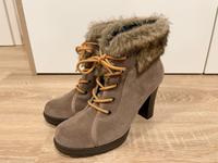 [wie NEU] Flauschige Tamaris Stiefeletten Gr. 38 taupe mit Absatz München - Allach-Untermenzing Vorschau