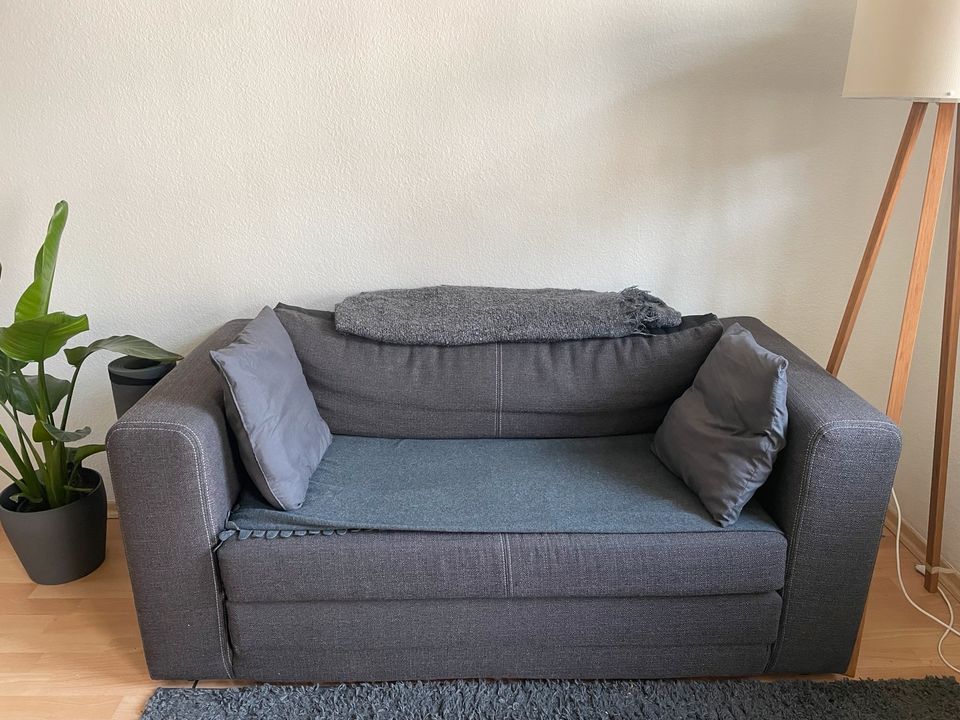 graue Couch mit Schlaffunktion in Frankfurt am Main
