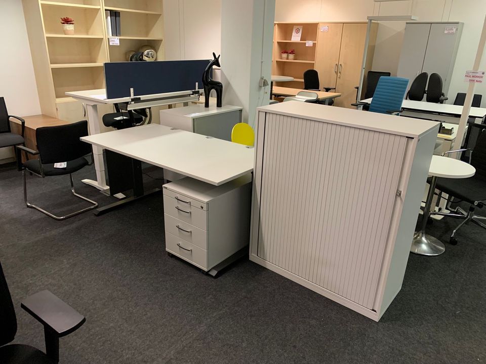 300 Bürostühle Sideboards Bürotische Büroauflösung!!! in Hamburg
