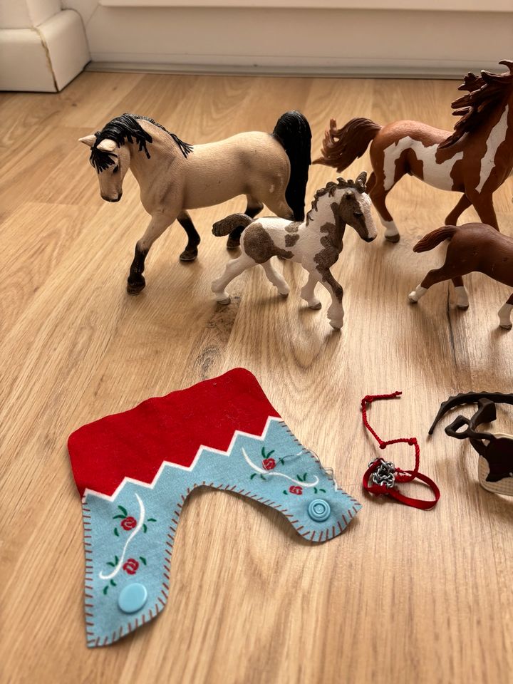 Schleich Set Pferd Fohlen Zubehör Sattel Kindertag in Berlin