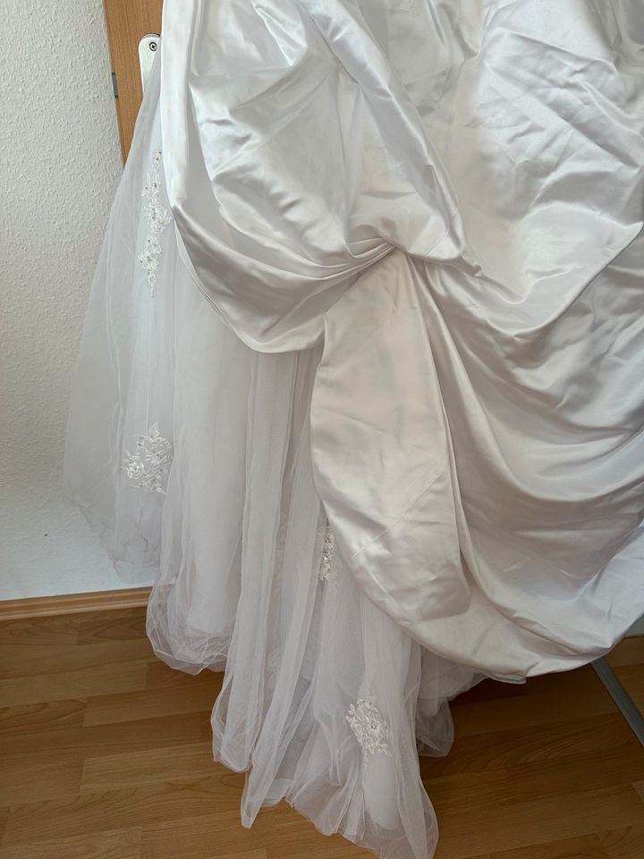 Hochzeit-Brautkleid weiß Größe M-L in Dillenburg