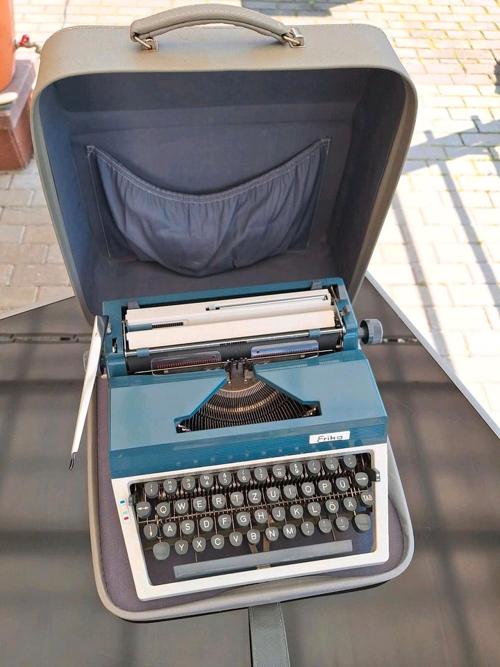 Erika Mod. 40 Schreibmaschine DDR mit Koffer Blau Grau in Dessau-Roßlau